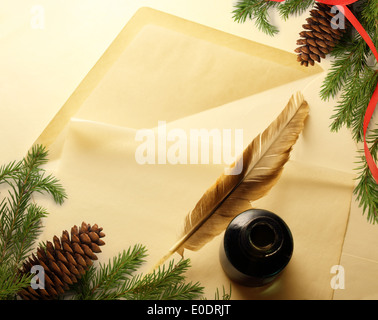 Weihnachts-Dekoration auf Umschlag mit Tintenfass und Feder Stockfoto