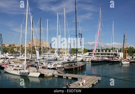 Kombiniert - Palma Boat Show 2014 / Palma Superyacht Show 2014 - Yachten + historische gotische Kathedrale von Palma - Palma De Mallorca Stockfoto