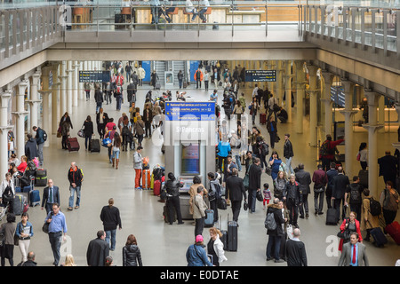 Eurostar Passagiere an einen zentralen Verkehrsknotenpunkt der London St Pancras Station. Reisen terminal integrierte Bahnhofshalle Menge trainieren Stockfoto