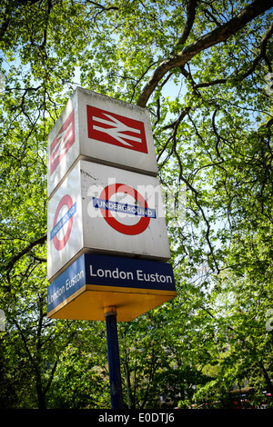 Euston Überland und unterirdische station Zeichen, London, UK an einem sonnigen Tag. Britische Verkehrsnetz. Stockfoto