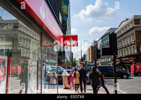 Eine Hauptstraße Verzweigung von der Santander Bank auf Tottenham Court Road, London, England, Vereinigtes Königreich, England, Brite/Britin an einem sonnigen Tag. Stockfoto