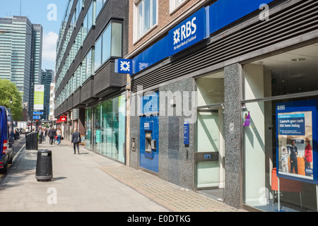 Der Eingang an der Tottenham Court Road Zweig der Royal Bank of Scotland, London, England, UK an einem sonnigen Tag Stockfoto