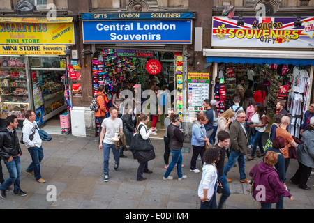 Souvenir-Shops in London, England, UK Großbritannien voller Souvenirjäger Fußgänger vorbeigehen. Stockfoto