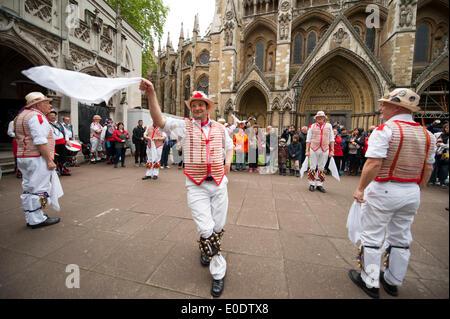 St. Margarets, Westminster. 10. Mai 2014.  Die Thaxted Morris Männer geben einen traditionellen Tanz Vorführung außerhalb Westminster Abbey während des Westminster Morris Männer Tag des Tanzes umfasst traditionelle Cotswold Morris, Molly Dancing und rhythmische Clog tanzen. Bildnachweis: Malcolm Park Leitartikel/Alamy Live-Nachrichten Stockfoto