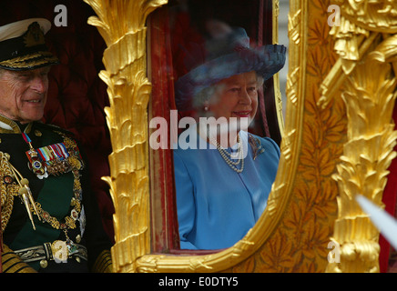 Die britische Königin Elizabeth II und Herzog von Edinburgh sind in einer Kutsche während goldenes Jubiläum feiern in London 2002 gesehen. Stockfoto