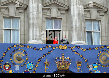 Die britische Königin Elizabeth II auf dem Balkon des Buckingham Palace während der Goldene Jubiläumsfeier in London 2002 Stockfoto