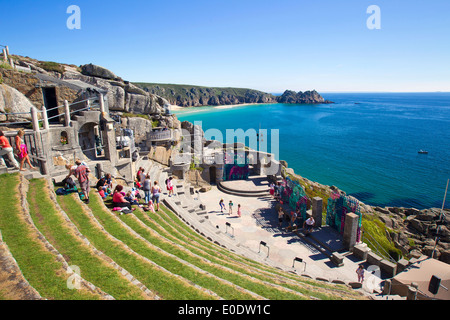 Treen Klippen von Porthcurno, Logan Roack, West Cornwall, UK Stockfoto