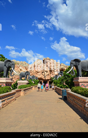 Elefantenstatuen auf der Brücke der Zeit, Valley of Waves, Sun City holiday Resort, Pilanesberg, North West Province, Südafrika Stockfoto