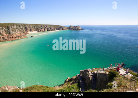 Treen Klippen von Porthcurno, Logan Roack, West Cornwall, UK Stockfoto