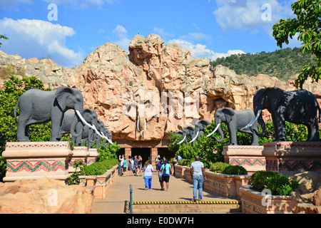 Elefantenstatuen auf der Brücke der Zeit, Valley of Waves, Sun City holiday Resort, Pilanesberg, North West Province, Südafrika Stockfoto