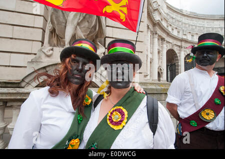 Admiralty Arch, Mall, London. 10. Mai 2014.  Frauen Sängerinnen und Sänger aus den sieben Champions Molly Tänzer zeigen während des Westminster Morris Männer Tag des Tanzes umfasst traditionelle Cotswold Morris, Molly Dancing und rhythmische Clog tanzen. Molly Tänzer, Sänger ohne Musikinstrument Begleitung Credit: Malcolm Park Leitartikel/Alamy Live-Nachrichten Stockfoto