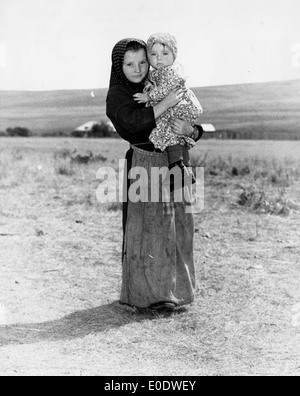 Hutterer Mädchen hält ihre Babyschwester Stockfoto