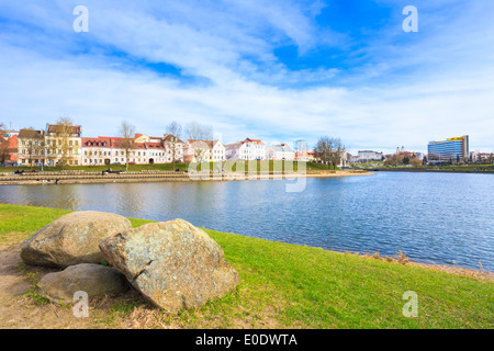 Gebäude im alten Teil Minsk, Innenstadt (Nemiga) Ansicht mit Swislotsch River, Weißrussland Stockfoto