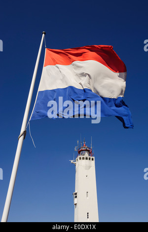 Niederländische Flagge und Leuchtturm, Noordwijk Aan Zee, Noord-Holland, Niederlande Stockfoto