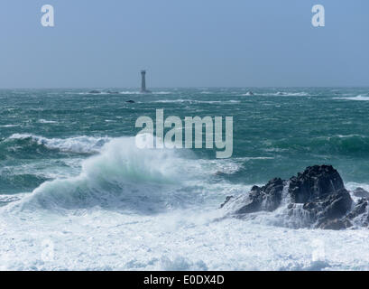 Hanois Leuchtturm, Guernsey. 10. Mai 2014. Starke Winde und sehr rauher See zwingen die Annullierung der Liberation Day Veranstaltungen in Sark. Chelsae Rentner und Ghurka Truppen waren nicht in der Lage von Guernsey Reisen, da raue See sie reisen verhindert. Sark wurde befreit von besetzen deutsche Truppen am 10. Mai 1944, einen Tag nach seiner Nachbarn Guernsey und Jersey. Bildnachweis: Robert Smith/Alamy Live-Nachrichten Stockfoto