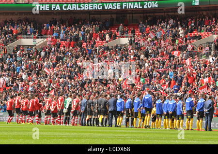 Wembley, London, UK. 10. Mai 2014. Sholing Town FC haben ihren Sitz in Hampshire und sind das diesjährige Champions der Wessex Premier League spielen West Auckland Town FC, die mit Sitz in County Durham und Platz 5 in der zweiten ältesten Fußball-Liga der Welt, die Lega Nord kämpfen um die Ehre der Aufhebung der FA Vase in Wembley Credit: Flashspix/Alamy Live News Stockfoto