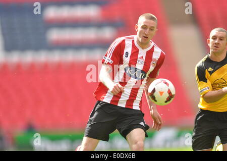 Wembley, London, Großbritannien. Mai 2014. Lee Wort übte während eines fesselnden FA-Vase-Finales ständig Druck auf die Didfielder und Verteidiger des West Auckland Town FC aus, wobei Sholing FC schließlich die Trophäe holte, nachdem Marv McLean das einzige Tor geschossen hatte. Sholing Town FC hat seinen Sitz in Hampshire und ist in diesem Jahr der Meister der Wessex Premier League gegen West Auckland Town FC, der in County Durham ansässig ist und in der zweitältesten Fußballliga der Welt den fünften Platz belegte. Quelle: Flashspix/Alamy Live News Stockfoto