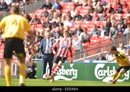 Wembley, London, UK. 10. Mai 2014. Sholing Town FC haben ihren Sitz in Hampshire und sind das diesjährige Champions der Wessex Premier League spielen West Auckland Town FC, die mit Sitz in County Durham und Platz 5 in der zweiten ältesten Fußball-Liga der Welt, die Lega Nord kämpfen um die Ehre der Aufhebung der FA Vase in Wembley Credit: Flashspix/Alamy Live News Stockfoto