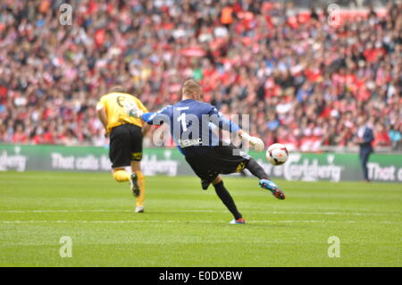 West Auckland Stadt Keeper Jordan Nixon aufräumt Feld während der FA Vase Finale in Wembley, London, UK. 10. Mai 2014. Sholing Town FC haben ihren Sitz in Hampshire und sind das diesjährige Champions der Wessex Premier League spielen West Auckland Town FC, die mit Sitz in County Durham und Platz 5 in der zweiten ältesten Fußball-Liga der Welt, die Lega Nord kämpfen um die Ehre der Aufhebung der FA Vase in Wembley Credit: Flashspix/Alamy Live News Stockfoto