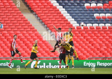 Aerial Gerangel in der FA Vase Finale in Wembley, London, UK. 10. Mai 2014. Sholing Town FC haben ihren Sitz in Hampshire und sind das diesjährige Champions der Wessex Premier League spielen West Auckland Town FC, die mit Sitz in County Durham und Platz 5 in der zweiten ältesten Fußball-Liga der Welt, die Lega Nord kämpfen um die Ehre der Aufhebung der FA Vase in Wembley Credit: Flashspix/Alamy Live News Stockfoto