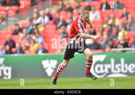 Lee Wort streckt die Verteidigung West Aucklands während des FA Vase Finales in Wembley, London, UK. Mai 2014. Sholing FC hat seinen Sitz in Hampshire und war 2014 die Champions der Wessex Premier League im West Auckland Town FC, die in County Durham ansässig sind und den fünften Platz in der zweitältesten Fußballliga der Welt, der Northern League, belegten. beide Teams kämpften hart um die Ehre, die FA Vase bei Wembley Credit: Flashspix/Alamy Live News zu heben Stockfoto