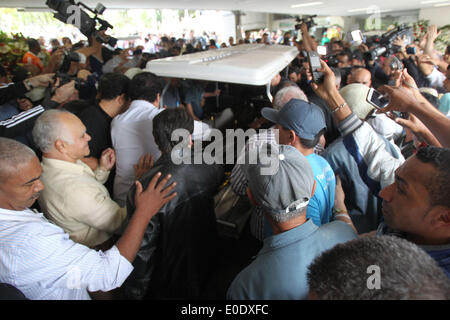 Sao Paulo, Brasilien. 9. Mai 2014. Fans während der Beerdigung der brasilianischen Sängerin Jair Rodrigues, Gethseman Friedhof, in Sao Paulo, südöstlichen Brasilien, am 9. Mai 2014. Rodrigues, die im Alter von 75 Jahren an Herzinfarkt gestorben, ist einer der bekanntesten Namen der brasilianischen Popmusik (MPB, in portugiesischer Sprache). Bildnachweis: Dpa picture Alliance/Alamy Live News Stockfoto