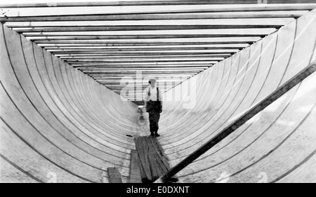 Dieses Foto zeigt die Wiederaufbau- und Reparaturarbeiten an den Systemen Alberta Railway and Berigation and Lethbridge Northern Irrigation District, die die Entwicklung und Wartung kritischer Infrastrukturen in Kanada widerspiegeln. Stockfoto