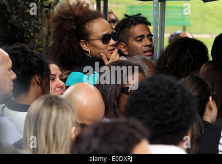 Sao Paulo, Brasilien. 9. Mai 2014. Brasilianischer Sänger Luciana Mello und Jair Oliveira während der Beerdigung ihres Vaters, der auch Sänger Jair Rodrigues, Gethseman Friedhof, in Sao Paulo, südöstlichen Brasilien, am 9. Mai 2014. Rodrigues, die im Alter von 75 Jahren an Herzinfarkt gestorben, ist einer der bekanntesten Namen der brasilianischen Popmusik (MPB, in portugiesischer Sprache). Bildnachweis: Dpa picture Alliance/Alamy Live News Stockfoto