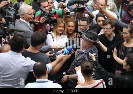 Sao Paulo, Brasilien. 9. Mai 2014. Brasilianische Fernsehenvorführer Raul Gil spricht mit der Presse während Jair Rodrigues Seebestattung Gethseman Friedhof, in Sao Paulo, südöstlichen Brasilien, am 9. Mai 2014. Rodrigues, die im Alter von 75 Jahren an Herzinfarkt gestorben, ist einer der bekanntesten Namen der brasilianischen Popmusik (MPB, in portugiesischer Sprache). Bildnachweis: Dpa picture Alliance/Alamy Live News Stockfoto