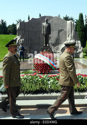 Baku. 10. Mai 2014. Aserbaidschanische Soldaten legen Blumen an den späten nationalen Führer Heydar Aliyev am Denkmal in Aserbaidschans Hauptstadt Baku am 10. Mai 2014. Aserbaidschan begingen den 91. Jahrestag der Geburt des späten nationalen Führer des Landes Heydar Aliyev am Samstag. Bildnachweis: Tofik Babayev/Xinhua/Alamy Live-Nachrichten Stockfoto