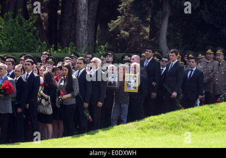 Baku. 10. Mai 2014. Aserbaidschanische Leute warten, um Blumen an den späten nationalen Führer Heydar Aliyev am Denkmal in Aserbaidschans Hauptstadt Baku am 10. Mai 2014 zu legen. Aserbaidschan begingen den 91. Jahrestag der Geburt des späten nationalen Führer des Landes Heydar Aliyev am Samstag. Bildnachweis: Tofik Babayev/Xinhua/Alamy Live-Nachrichten Stockfoto