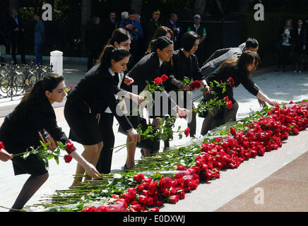 Baku. 10. Mai 2014. Aserbaidschanische Frauen legen Blumen an den späten nationalen Führer Heydar Aliyev am Denkmal in Aserbaidschans Hauptstadt Baku am 10. Mai 2014. Aserbaidschan begingen den 91. Jahrestag der Geburt des späten nationalen Führer des Landes Heydar Aliyev am Samstag. Bildnachweis: Tofik Babayev/Xinhua/Alamy Live-Nachrichten Stockfoto