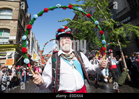 London, UK. 10. Mai 2014. Im Bild: Chester City Morris Männer tanzen in der Gerrard Street/Chinatown. Morris Dance Gruppen aus der ganzen Welt England in London gesammelt und für die Öffentlichkeit während des Westminster Morris Männer Tag des Tanzes durchgeführt. Bildnachweis: Nick Savage/Alamy Live-Nachrichten Stockfoto