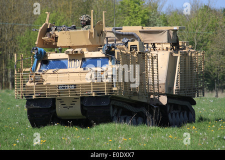 Britische Armee Viking BVS10 geschützt all-Terrain Fahrzeug mit Slat Panzerung ausgerüstet. Stockfoto