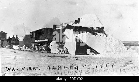 Schnee, Pflug und Alberta Railway und Bewässerungsgesellschaft Motoren 22 und 25 bei Warne Stockfoto