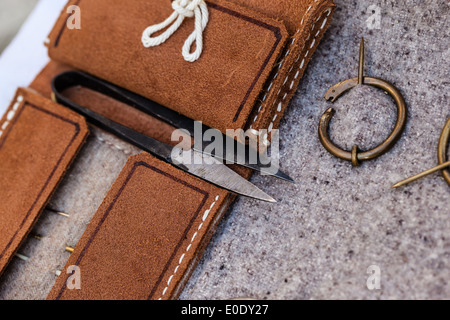 einige traditionelle Nähen und stricken-Tools in einem mittelalterlichen Jahrmarkt Stockfoto