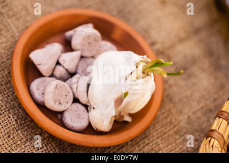 eine ganze biologische Knoblauch in einer Schüssel Terrakotta Stockfoto