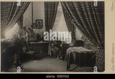 Dieses Foto zeigt Franz Liszt, den berühmten ungarischen Komponisten, in seinem Haus und bietet einen intimen Blick auf das Leben des berühmten Musikers. Stockfoto