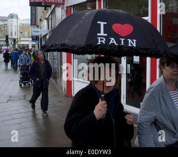 Wimbledon London, UK. 10. Mai 2014. Fußgänger mit Sonnenschirmen als unruhiges Wetter mit Regen dürfte über das Wochenende in vielen Teilen des Vereinigten Königreichs: Amer Ghazzal/Alamy Live-Nachrichten Stockfoto
