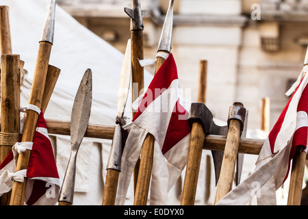 mittelalterliche Schilde, Helm und Waffen in einer mittelalterlichen Messe in Italien Stockfoto