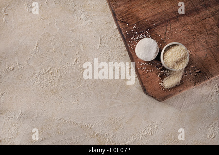 Hausgemachte Küche einrichten. Anpassbare Kochen Rezept Setup, hausgemachte backen Teig und Zucker über Vintage Holzstütze. Stockfoto