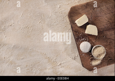 Hausgemachte Küche einrichten. Anpassbare Kochen Rezept Setup, hausgemachte backen Teig, Butter und Zucker über Vintage Holzstütze. Stockfoto