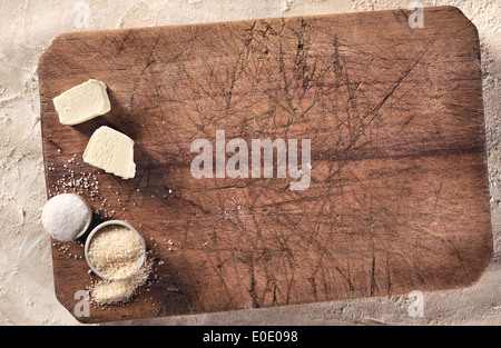 Hausgemachte Küche einrichten. Anpassbare Kochen Rezept Setup, hausgemachte backen Teig, Butter und Zucker über einem Vintage Holzstütze. Stockfoto