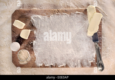 Hausgemachte Küche einrichten. Anpassbare Kochen Rezept Setup, hausgemachte backen Teig, Mehl, Butter und Zucker über einem Vintage-Support. Stockfoto