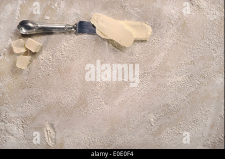 Hausgemachte Küche einrichten. Anpassbare Kochen Rezept Setup, hausgemachte backen Teig und etwas Butter, Ansicht von oben. Stockfoto