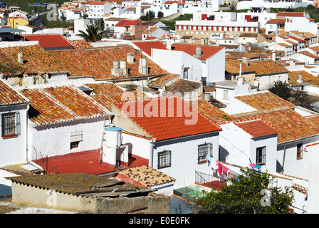 Blick über die Dächer der Stadt, Colmenar, Andalusien, Spanien, Europa. Stockfoto