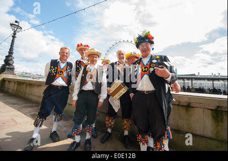 Victoria Embankment Schritte, London. 10. Mai 2014. Aldbury Morris Männer führen eine traditionellen Tanz Anzeige während des Westminster Morris Männer Tag des Tanzes umfasst traditionelle Cotswold Morris, Molly Dancing und rhythmische Clog tanzen. Bildnachweis: Malcolm Park Leitartikel/Alamy Live-Nachrichten Stockfoto