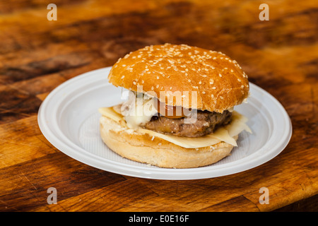 einen leckeren hausgemachten Hamburger mit Käse, Tomaten und Gurken Stockfoto
