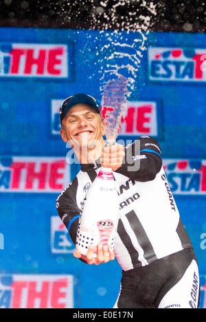 Belfast, Nordirland. 10. Mai 2014. Belfast, Nordirland. Marcel KITTEL (GER) des Riesen-Shimano Team feiert gewinnen 2. Etappe des Giro d ' Italia vor der Belfast City Hall. Bildnachweis: Action Plus Sport Bilder/Alamy Live News Stockfoto