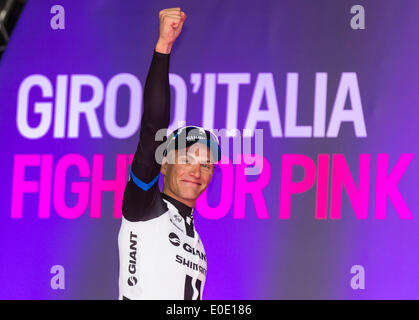 Belfast, Nordirland. 10. Mai 2014. Belfast, Nordirland. Marcel KITTEL (GER) des Riesen-Shimano Team feiert gewinnen 2. Etappe des Giro d ' Italia vor der Belfast City Hall. Bildnachweis: Action Plus Sport Bilder/Alamy Live News Stockfoto